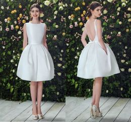 Sweety – robe de bal courte blanche, Simple, sans manches, dos nu, longueur aux genoux, sur mesure, à volants, robe de soirée à prix réduit