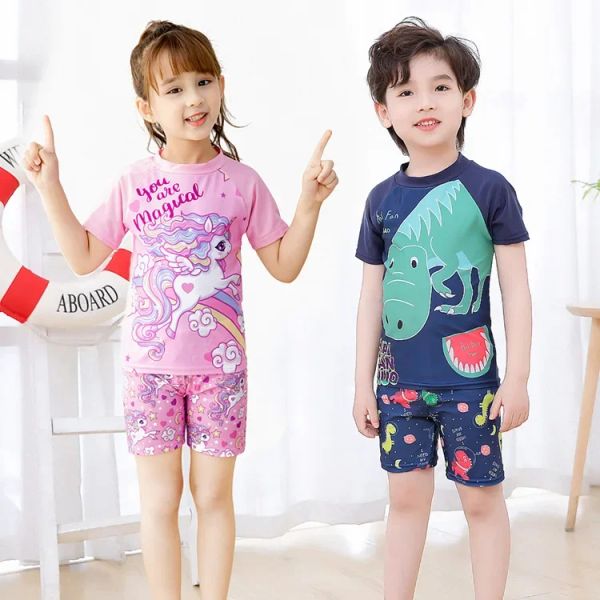 Swimwear 2024 Summer Children Beach Suit Tshirts + Shorts Unisexe Boys Girls Two Pieces Swimswear Kids Mignon Tenfsuit Cartoon Print Swimsuit