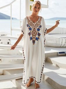 Swimwear Edolynsa blanc vintage brodé long kaftan occasionnel vneck maxi robe de vêtements d'été femme porte couverture de maillot de bain à la plage