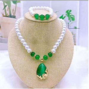 Imitation de perles synthétique Jade vert pour mère, ensemble cadeau de mère d'âge moyen, chaîne de clavicule
