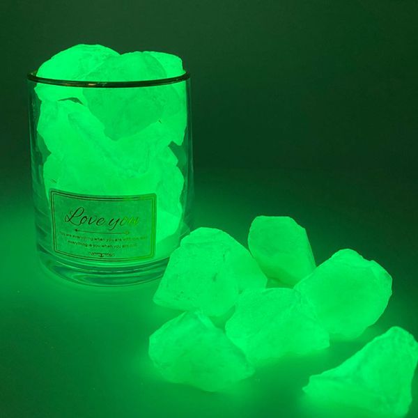 Rocas fluorescentes rugosas crudas sintéticas brillan en la magia oscura Cristal verde azulado de piedra luminosa para la decoración del jardín del acuario