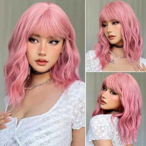 Perruques synthétiques 14 Wig Soft Wave Pink With Bangs Synthétique de haute qualité adaptée aux femmes Blonde Hair / Black / Red Bob Daily Party Play-Playing Utilisation par Q240427