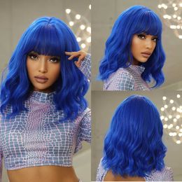 Synthetische pruiken Cosplaypruiken Kort Golvend Donkerblauw Pruik Synthetische Schouder Lange Pruiken met pony voor Dames Kleurrijk Halloween Cosplay Haar Pruik Hittebestendig 240329