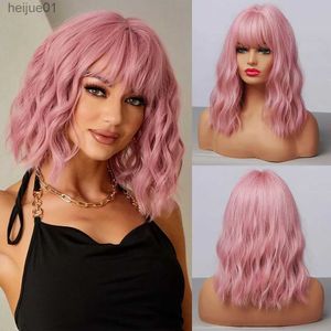 Synthetische pruiken HAIRCUBE Golvende synthetische pruik met pony Korte bob Roze pruiken Krullend Golvend Schouderlengte Cosplaypruik Dagelijks Kleurrijk PruikL231024