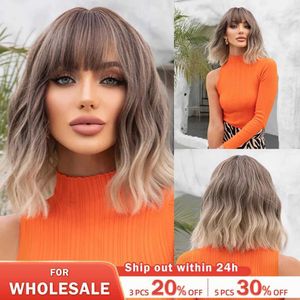 Pelucas sintéticas Pelucas de encaje Mujer Gris Ondulado Bob Pelucas con flequillo Corto Rubio Ombre Peluca sintética con raíces oscuras Cabello natural para uso diario 240328 240327