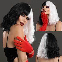 Synthetische pruiken NAMM Halloween Cosplaypruik Synthetisch haar Pruik Zwart met wit Natuurlijke bob Golvende pruik met pony Cruella Devil Pruiken voor vrouwen Gebruik 240328 240327