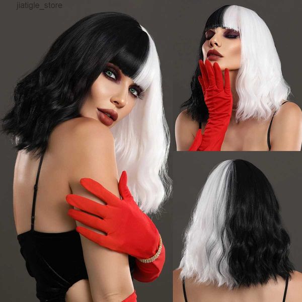 Perruques synthétiques NAMM Halloween Cosplay Wig Perruque de poils synthétiques noir avec Bob naturel blanc perruque ondulée avec une bangs perruques de diable pour femmes utilisent y240401