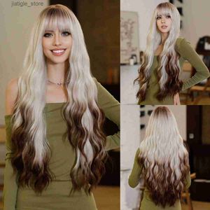 Perruques synthétiques NAMM Long Wavy Hair Wig For Women Cosplay Party Daily Ombre Sluerver White Curly Wig With Bangs Synthetic Natural Lolita Wigs Y240401