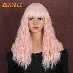 Perruques synthétiques Noble fille avec franges Perruque couleur rose Perruque courte ondulée cheveux résistants à la chaleur pour femmes