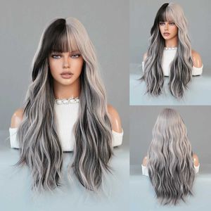 Perruques synthétiques Park Yun Long Corps Wavy Silver Grey Wig avec une frange adaptée aux femmes PARTIES DOUTES DOUTES HEURS-DENSITÉ CHEUR Ombre Fibre résistant à la chaleur Q240427