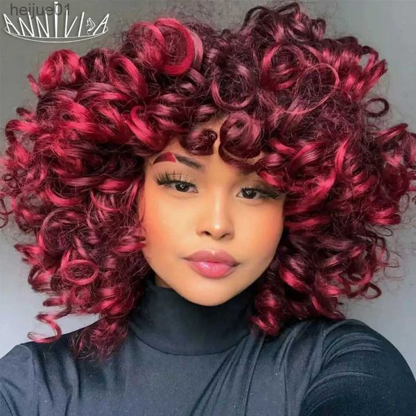 Pelucas sintéticas Peluca roja de vino rizada corta con flequillo Peluca rizada afro rizada Pelucas de pelo sintético mullidas animosas para mujeres negras Peluca de fiesta de cosplay L231024