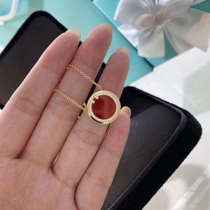 T Klassieke ketting sieraden T ronde taart ketting verguld goud ingelegd met diamant Fritillaria ronde ring hanger rode chalcedoon ketting