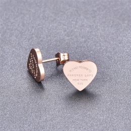 T Pendientes de aretes de corazón Diseñador para mujeres Stud Cute Tamaño lindo Letra de lujo Pendientes de acero inoxidable Pareja Piercing de acero inoxidable Joyas de amor Regalos Accesorios EE