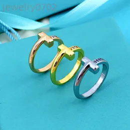 T Anillo de acero de titanio con incrustaciones de diamantes en forma de T de moda coreana para diseño de minoría femenina, anillo de pareja de estilo simple y frío de alto grado