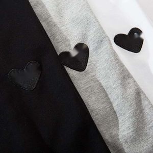T-shirt Play Femme Designer Top Quality Luxury Fashion T-shirt Coton Love Love Classe à manches T-shirt Loose Black Coeur Broidered Couple Enfant Half Mancheve
