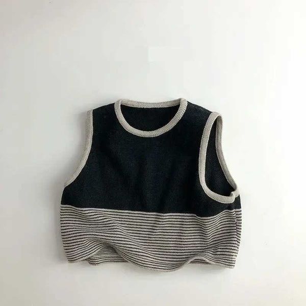T-shirts 2023 AUTOMNE NOUVEAU enfants Sweater sans manches Baby Girls Striped Knit Vest Vintage Boys Coton Tricot Casual Kids Vêtements H240423