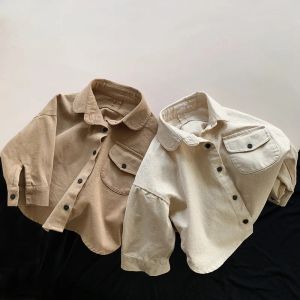 T-shirts 2023 Nouveaux enfants chemises à manches longues Veste de poche bébé manteau de poche Fashion Girls Cardigan Vintage Kids Jacket Boys Coat Vêtements d'automne