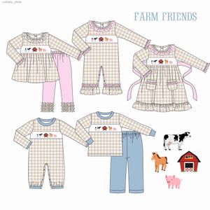 T-shirts Baby Boutique T-shirtset met lange mouwen Ronde hals Boerderijdieren Borduren Meisjesjurk Jongen Geel Lattice Top Kleding en blauwe broek L240311