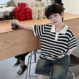 T-shirts Vêtements pour enfants lâches et beau t-shirt assorti complet 2024 Childrens d'été Nouveaux garçons coréens Stripe Tripe Courtettes D240525