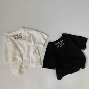 T-shirts T-shirt pour enfants en coton doux et mince Lettre de coréen Summer Simple et confortable décontracté et à la mode adapté aux garçons et aux filles2405