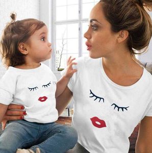 T-shirts Eye Lashes Lèvres Rouges Imprimer Femmes et Enfants T-shirt Drôle Famille Correspondant Vêtements D'été Mère Fille Casual Tshirt P230419