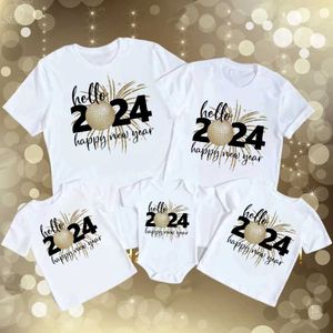 Camisetas Hola 2024 Feliz año nuevo Familia Atfits a juego para papá Camisa para niños Baby Bodysuit Family Family Family Clother T240509
