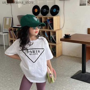 T-shirts Summer Girl T-shirt Baby T-shirt Childrens Top Childrens Brand Kleding Modieuze en casual brief bedrukte katoenen touwhemd Top Q240418