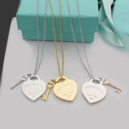 T T HOME S925 Silver Heart Key Collar Collar para hombres y mujeres Accesorios de pareja Single Peach Heart Collar Regalo de vacaciones preferido