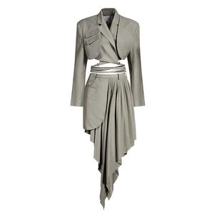 T032 Ensembles de deux pièces pour femmes Jupe mi-corps ANGE MAJESTUEUX Club gris plissé Irrégulier Nouveau revers Manches longues Lâche Femmes Mode Printemps 2 PC. Ensemble jupe irrégulière froncée