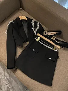 T142 Nieuwe kantoor dames mode elegante zwarte pakken set diamanten ketting short suit jas hoge taille a-line rokken vrouwen tweedelige set