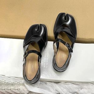 Robe de sandale féminine classique Tabi Mule en cuir slipper Designer Summer Luxury Slide Flat Outdoors Sliders Chaussures décontracté