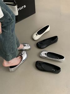 Tabi ninja chaussures femme microfibre cuir plates confortables pantoufles divisées pantoufles molles à fond doux brèves dames trotter moccasins 2024 240506