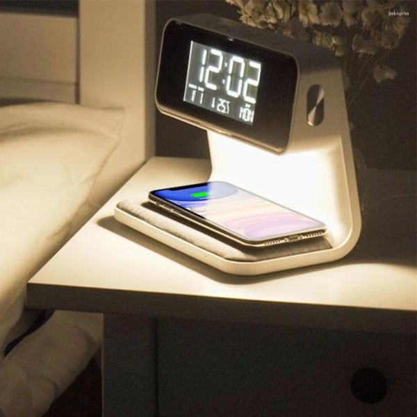Horloges de table 3 en 1 Calendrier numérique Réveil Station de charge sans fil avec lampe à intensité variable pour chambre à coucher
