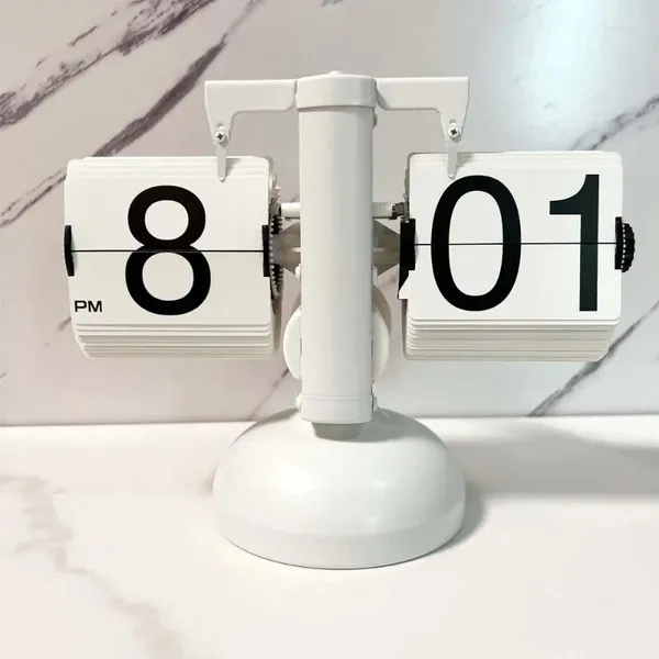 Horloges de table Page automatique tournant l'horloge nordique électronique rétro tendance machines en bois massif bureau tige de traction vélo salon noyer