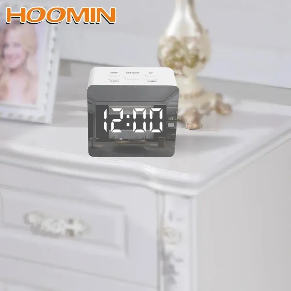 Horloges de table HOOMIN Affichage LED numérique Horloge de miroir de bureau avec fonction Snooze Alarme de bureau à piles USB