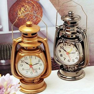 Tafelklokken Middeleeuwse Retro Kerosine Licht Wekker Vintage Creatieve Olielamp Horloge Home Office Decoratie Desktop Ornament