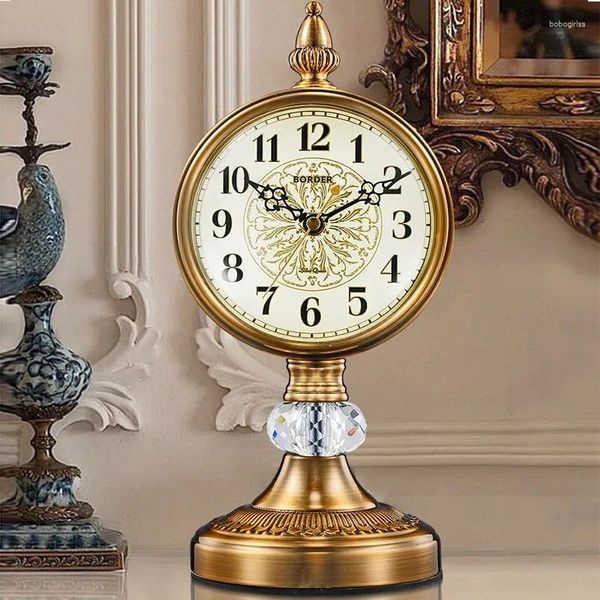 Relojes de mesa Reloj superior de metal Tecnología nórdica de lujo Decoración silenciosa La cama chapada en oro es el regalo