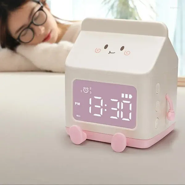 Horloges de table Trois ensembles d'alarmes Réveil électronique mignon Chambre Bureau Carton de lait Batterie Numérique 10mm