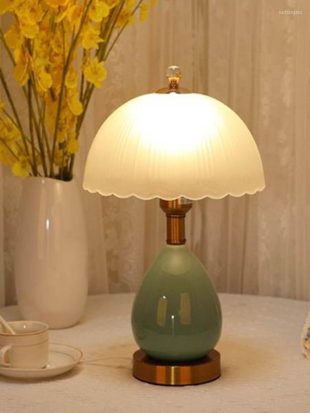 Lámparas de mesa 2023 lámpara de noche de dormitorio americano europeo luz de lujo Retro chino Simple interruptor de botón de cerámica escritorio