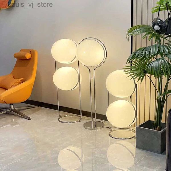 Lámparas de mesa Bola de acrílico giratoria de metal cromado Lámparas de pie LED para sala de estar Dormitorio al lado de las luces Decoración del hogar YQ231129