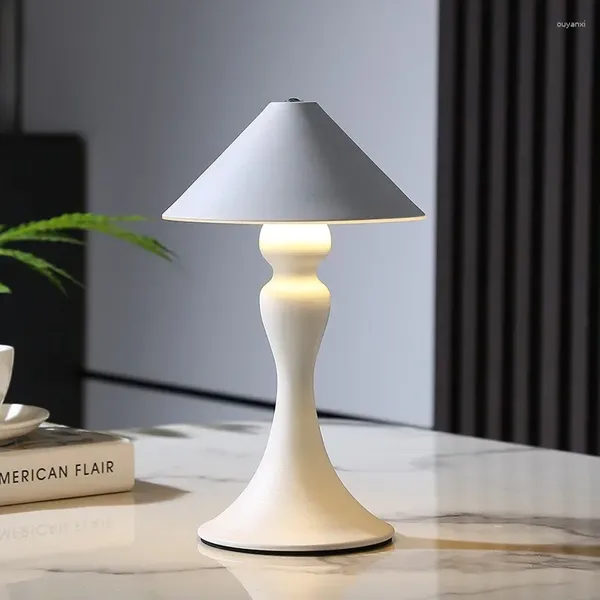 Lámparas de mesa American Retro Decorative Lamps Study Sala de estudio creativo de la noche Dual uso en el hogar dormitorio junto al dormitorio