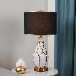 Lampes de table américain Simple créatif peint à la main Art céramique salon chambre lampe de chevet modèle décoratif tissu chaud