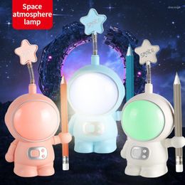 Lámparas de mesa Astronauta USB Night Light Creative Dimmable Space Man Lámpara de escritorio Protección ocular Portalápices para estudiantes Estudio Lectura Libro Luces