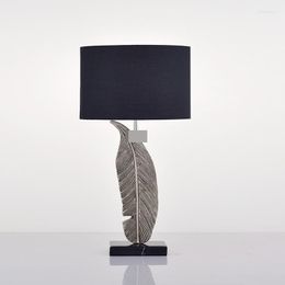 Lámparas de mesa Dormitorio Lámpara de noche Creativo Romántico Simple Moderno Cálido Retro Personalidad Tallada Resina Pluma