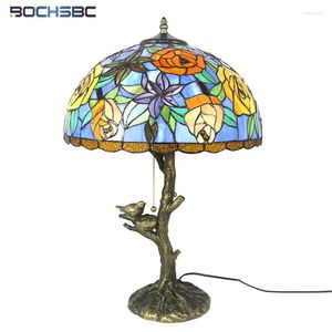 Lampes de table BOCHSBC Tiffany Style Rose Bouquet Vitrail Lampes De Bureau Ombre Arbre Cerf Oiseau Elk Cadre Coloré Art Décor