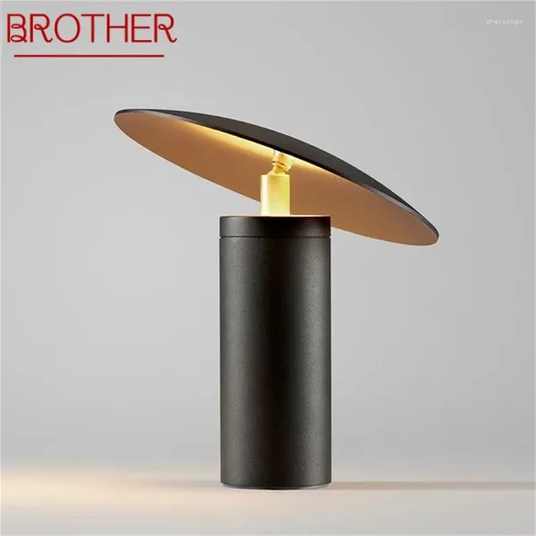 Lampes de table Frère Nordic Vintage Lamp Creative Design Black Desk Light Modern Fashion For Home Chadow Living Room Decorative