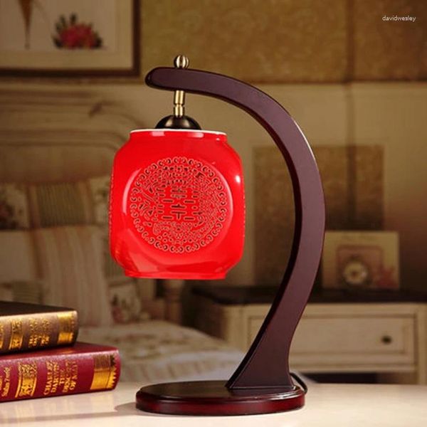 Lámparas de mesa Lámpara roja china ahueca hacia fuera el escritorio de cerámica para el regalo de boda