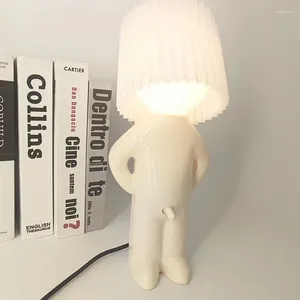Tafellampen Gekleed Naughty Boy Creative Lamp Unieke LED -plooien Leesverlichting Slaapkamer Bed Night Light Children's Cadeau