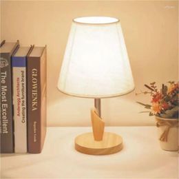 Lámparas de mesa Lámpara de madera clásica Dormitorio Nórdico Cabecera Boda Decoración LED