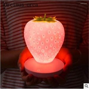 Lampes de table Creative Cartoon Strawberry Silice Gel Small Lamp Bedroom LED Charge d'énergie d'énergie avec nuit de sommeil